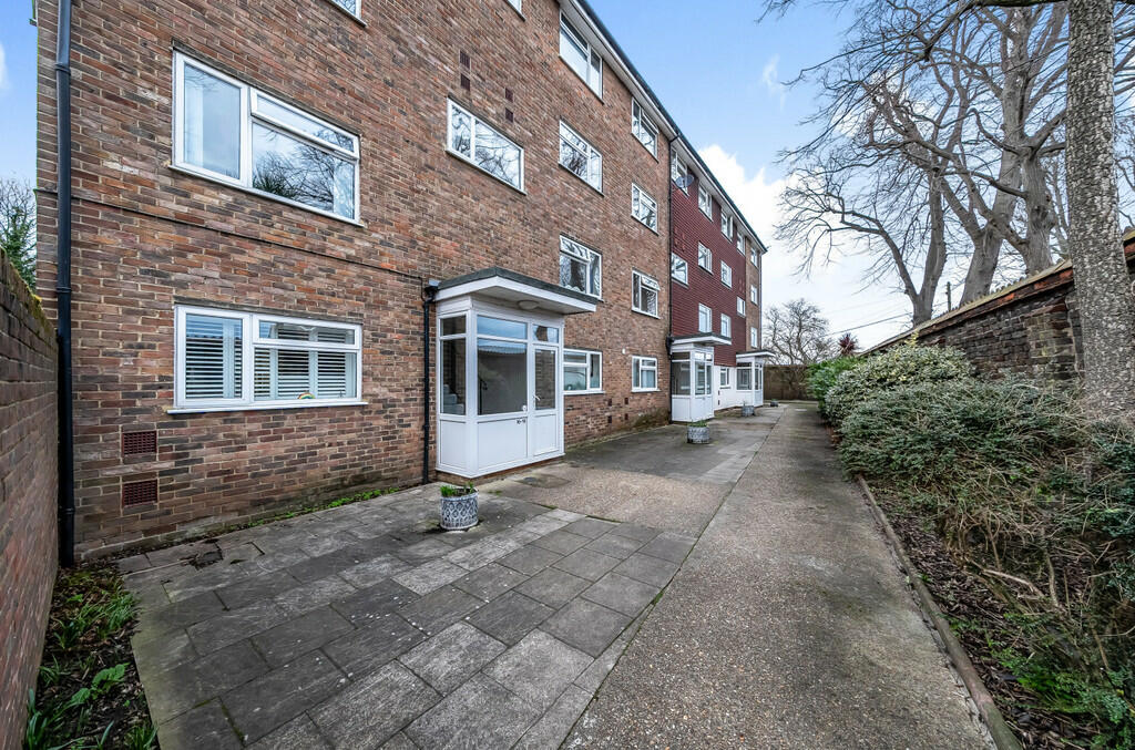 2 bedroom ground floor for sale in Beacon Grove, Carshalton, SM5