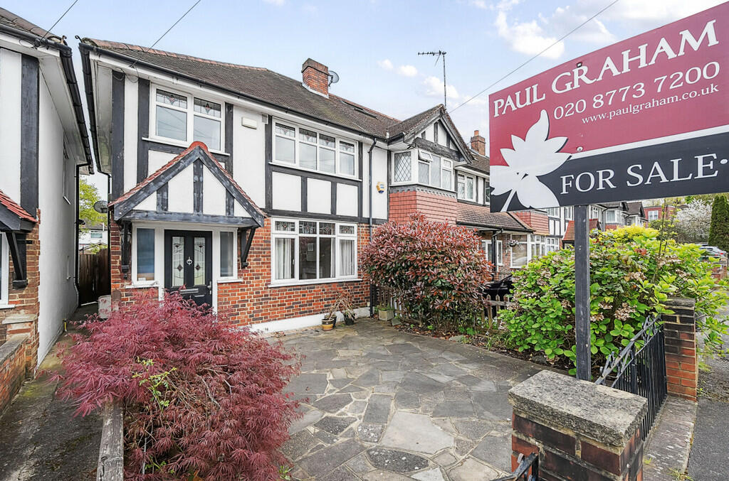 3 bedroom end of terrace house for sale in The Causeway, Carshalton, SM5