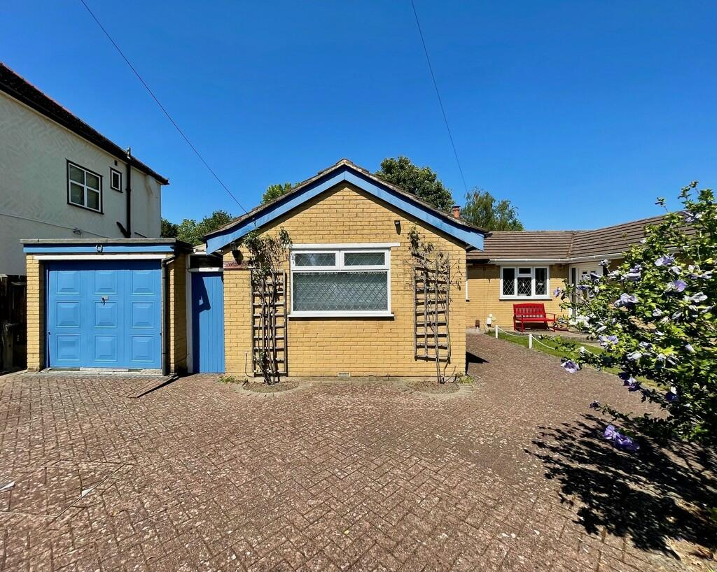 2 bedroom semidetached bungalow for sale in Hawthorne Avenue