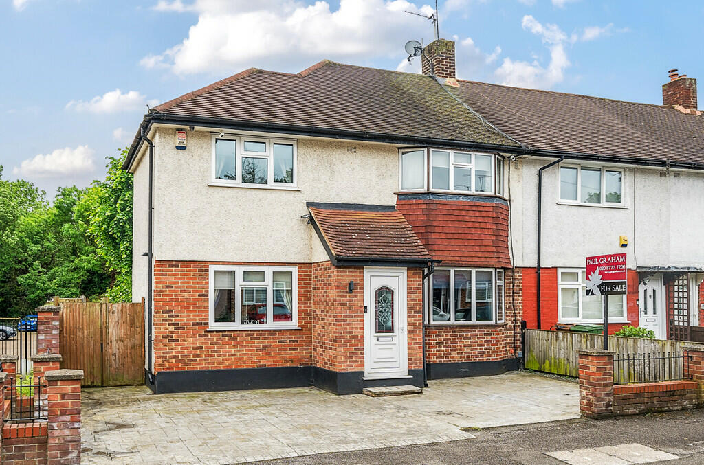 4 bedroom end of terrace house for sale in Culvers Avenue, Carshalton, SM5