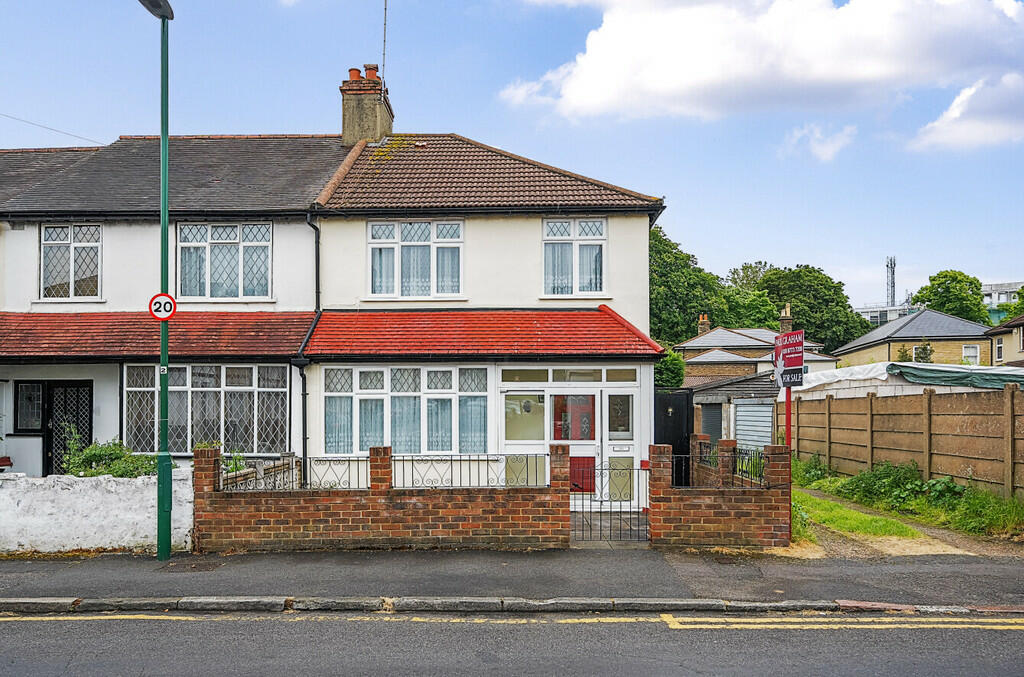 3 bedroom end of terrace house for sale in Deans Road, Sutton, SM1
