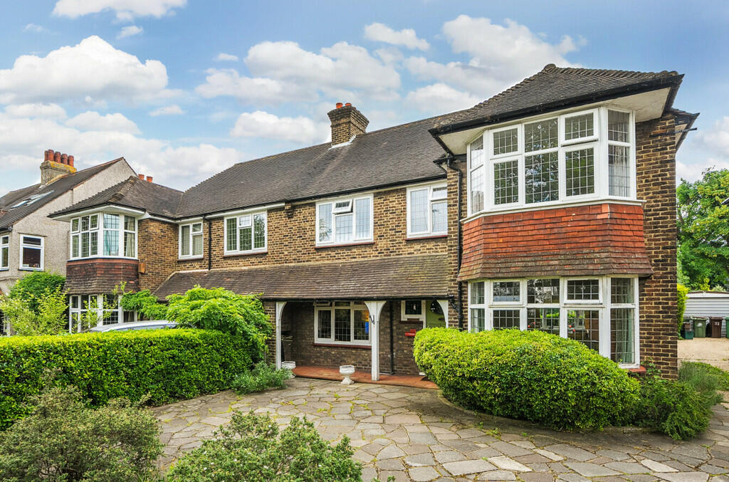 4 bedroom semidetached house for sale in Beeches Avenue, Carshalton, SM5