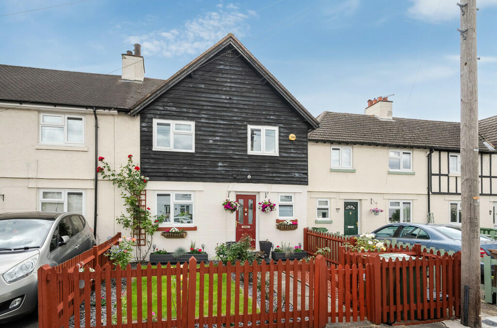 3 bedroom end of terrace house for sale in Orchard Avenue, Mitcham Jcn