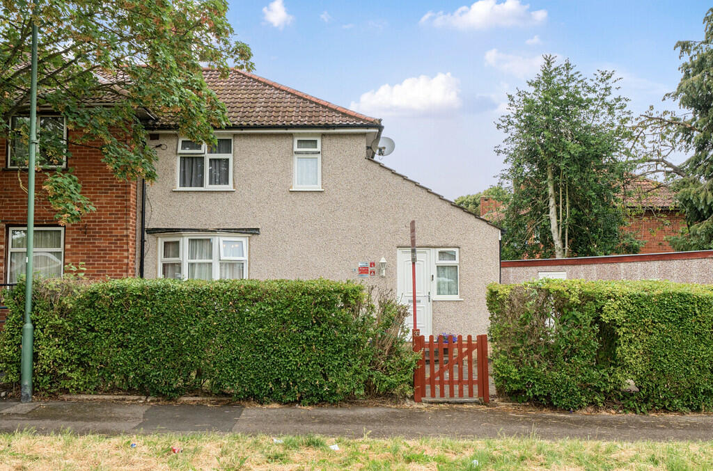 4 bedroom end of terrace house for sale in Pershore Grove, Carshalton, SM5