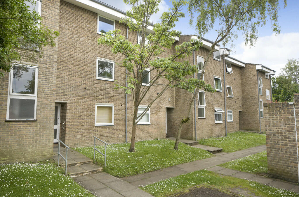 2 bedroom flat for sale in Sandown Drive, Carshalton, SM5