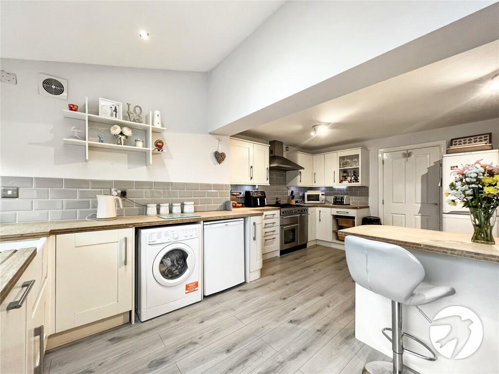 3 bedroom semidetached house for sale in Amethyst Drive, Sittingbourne