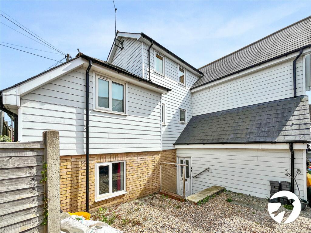 2 bedroom flat for sale in Crown Road, Sittingbourne, Kent, ME10