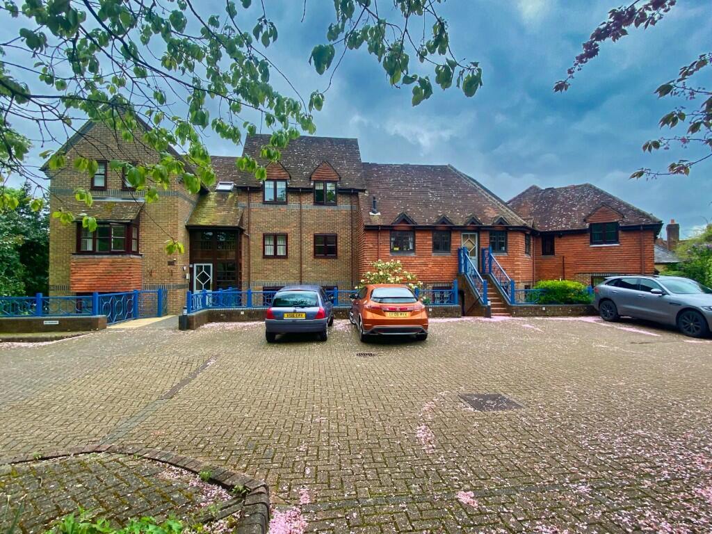 1 bedroom apartment for sale in Three Gates Lane, Haslemere, Surrey, GU27