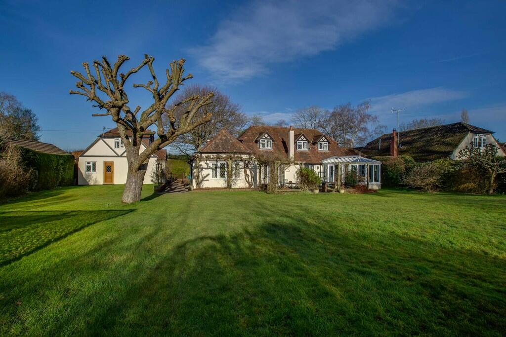 4 bedroom cottage for sale in Hogpits Bottom, Flaunden, HP3