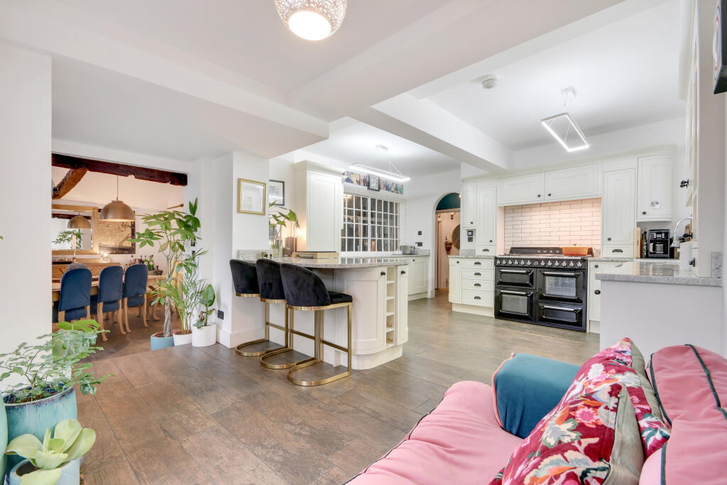 6 bedroom semidetached house for sale in The Green, Writtle, CM1