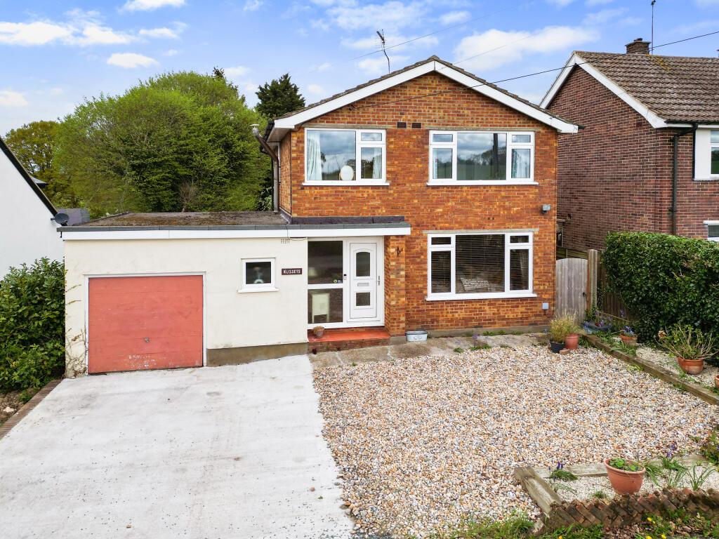 3 bedroom detached house for sale in Private Road, Galleywood, CM2