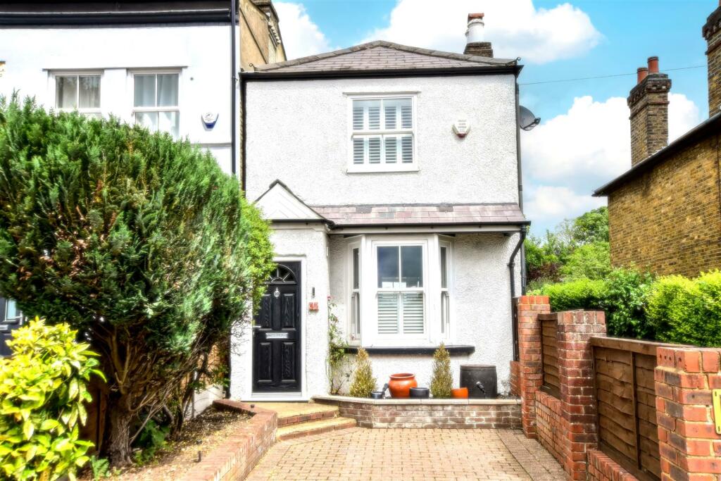 3 bedroom detached house for sale in New Road, Croxley Green, WD3