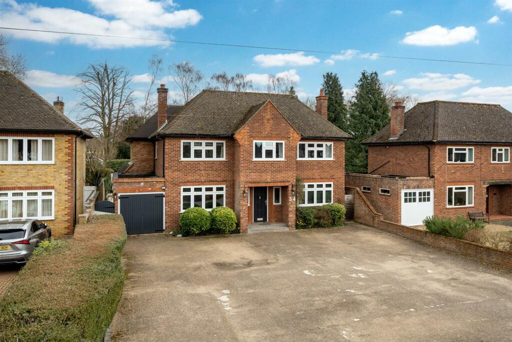 4 bedroom house for sale in Copthorne Road, Croxley Green