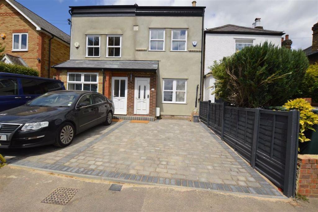 3 bedroom semidetached house for rent in New Road, Croxley Green