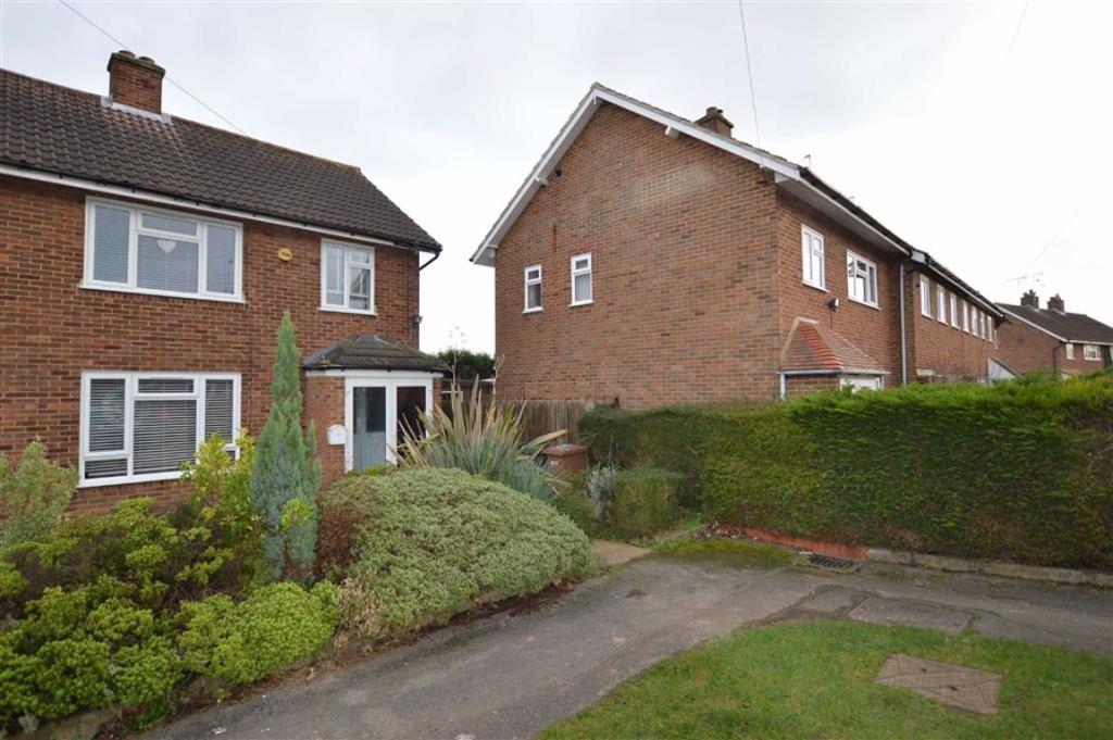 3 bedroom semidetached house for sale in Grove Crescent, Croxley Green