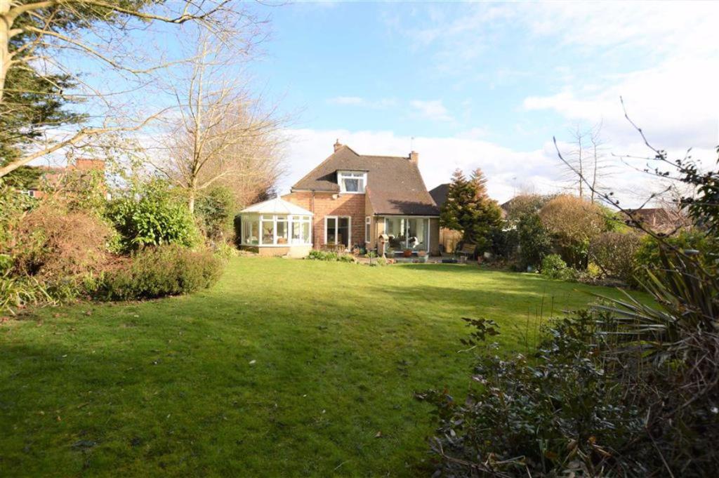 3 bedroom detached house for sale in Elmcote Way, Croxley Green, Rickmansworth Hertfordshire