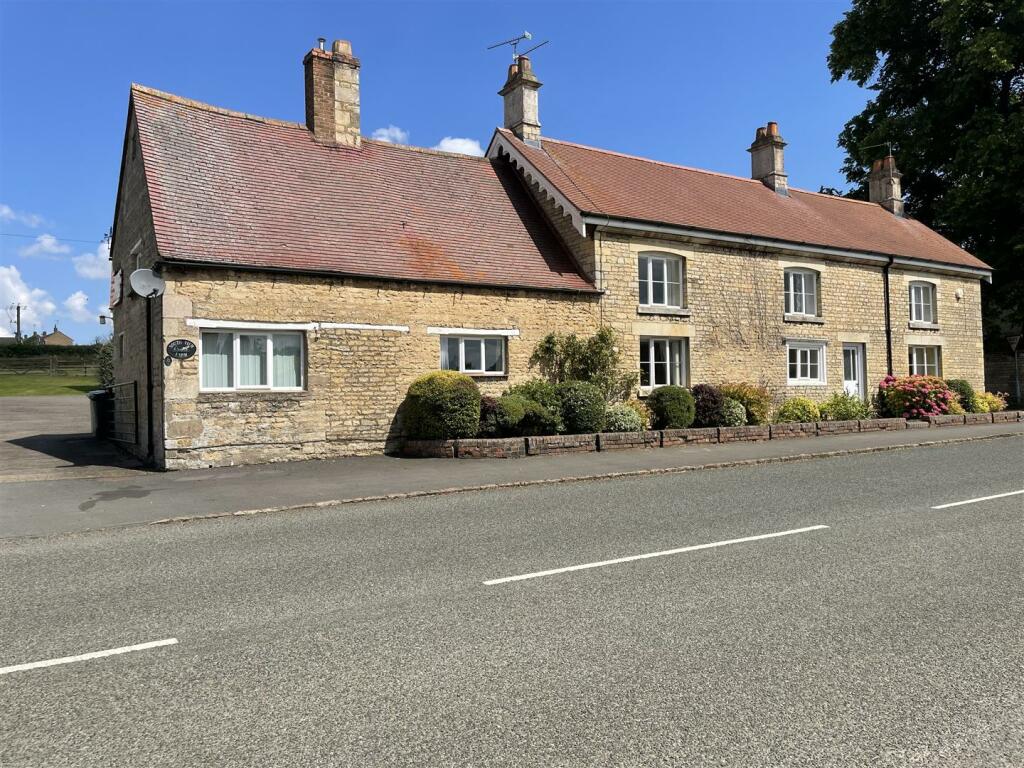 4 bedroom detached house for rent in Main Street, Empingham, LE15