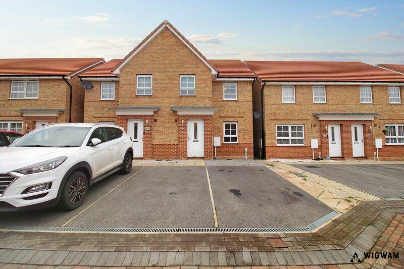 3 bedroom semi-detached house for sale in Petfield Drive, Hull, HU10