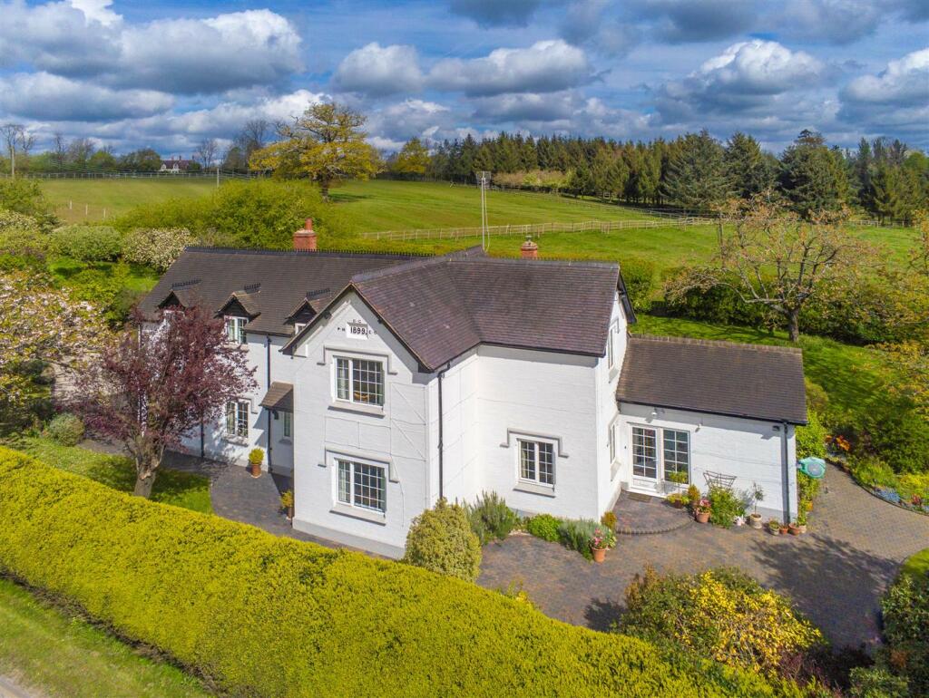 5 bedroom detached house for sale in Station Road, Claverdon, CV35