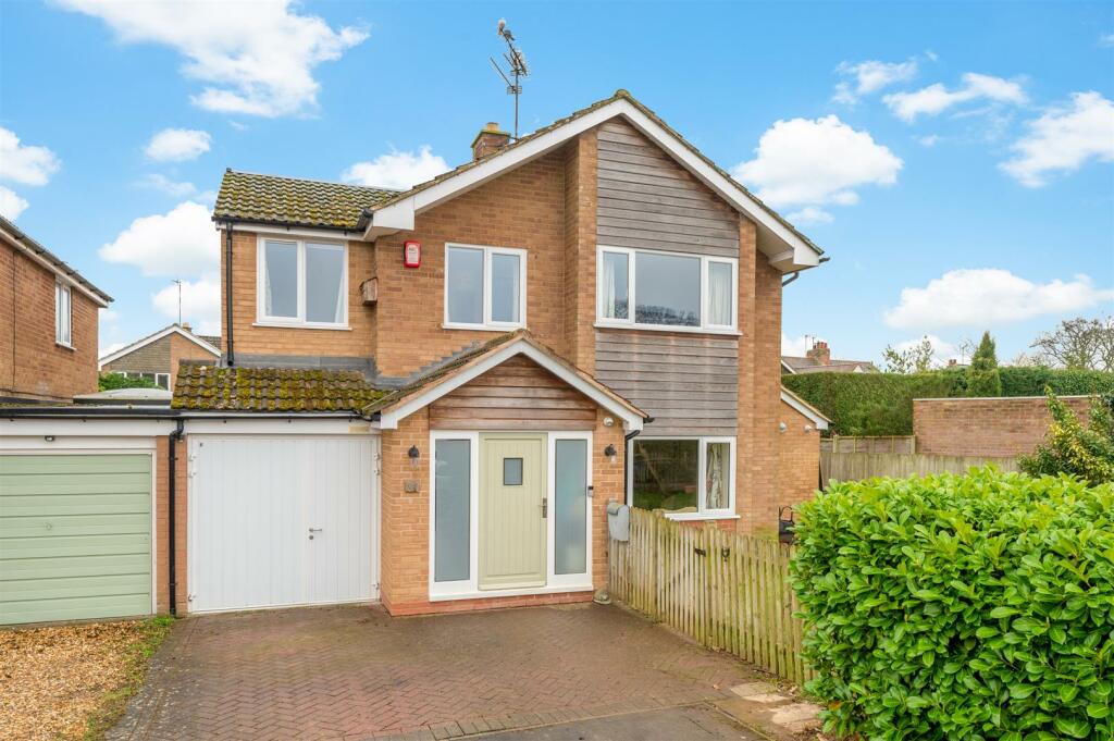 4 bedroom detached house for sale in Oakdene Close, Claverdon, Warwick