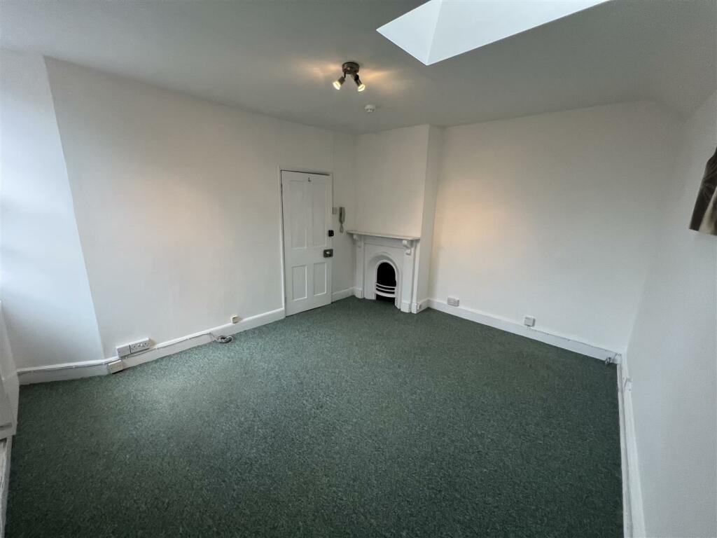 Commercial property for rent in High Street, Alcester, B49