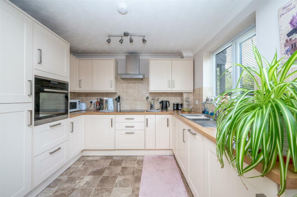 Additional property image - Chestnut Walk, Henley-In-Arden