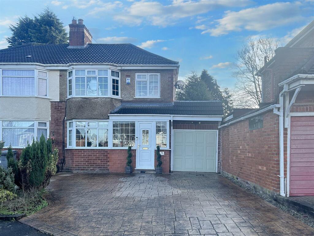 3 bedroom semidetached house for rent in Fancourt Avenue, Penn