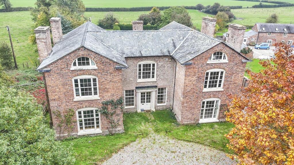 8 bedroom detached house
