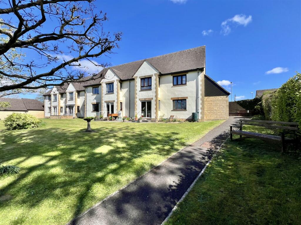 2 bedroom apartment for sale in King Edmund Court, Gillingham, SP8