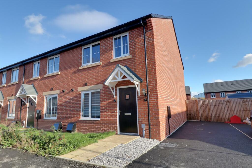 3 bedroom end of terrace house for sale in Springbank Road, Shavington