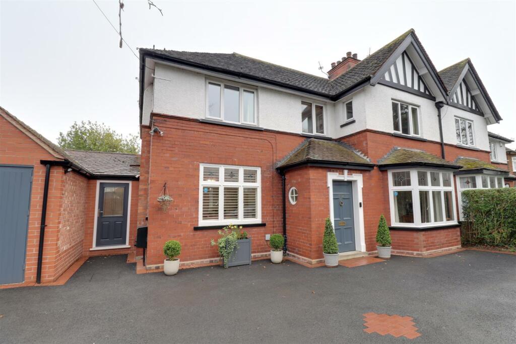 4 bedroom semidetached house for sale in Crewe Road, Wistaston