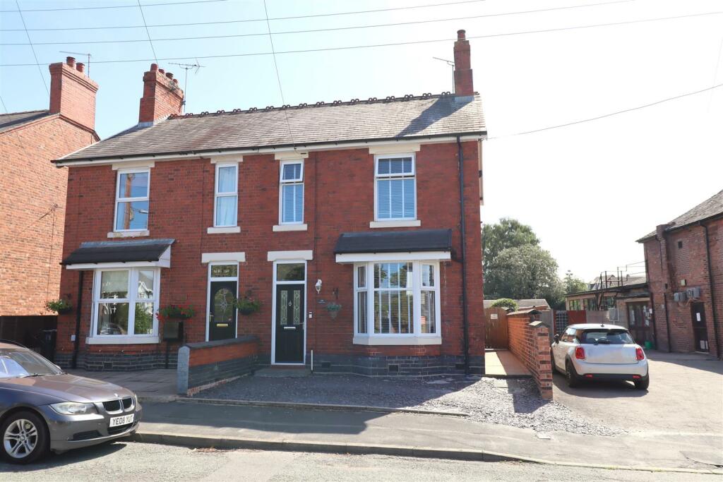 3 bedroom semidetached house for sale in Crewe Road, Shavington, Crewe