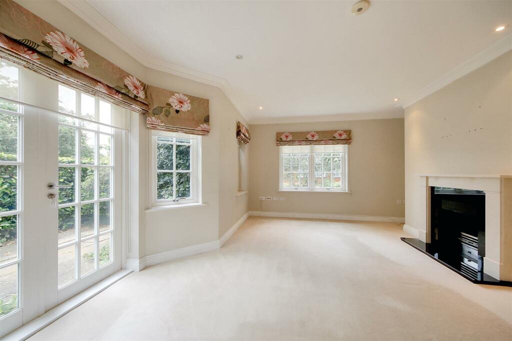 2 bedroom flat for sale in Wall Hall Drive, Aldenham, WD25
