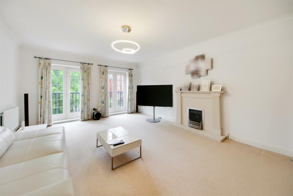 3 bedroom end of terrace house for sale in Azalea Close, London Colney