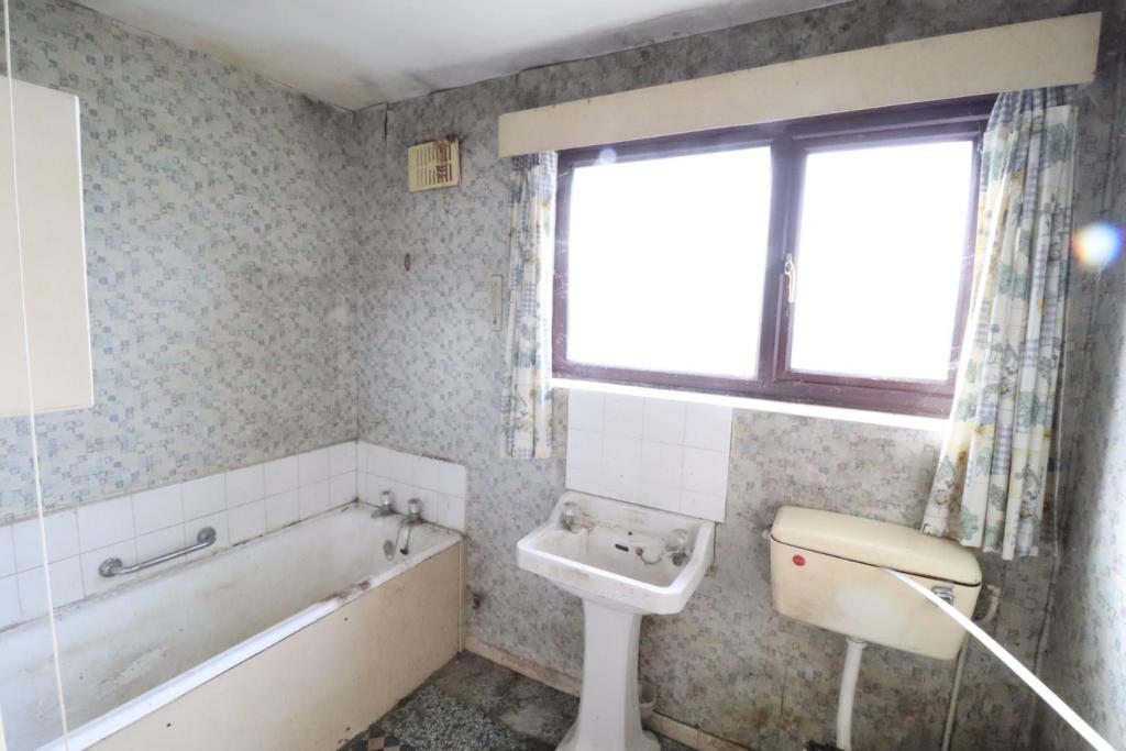 3 bedroom semidetached house for sale in Stirling Avenue, New