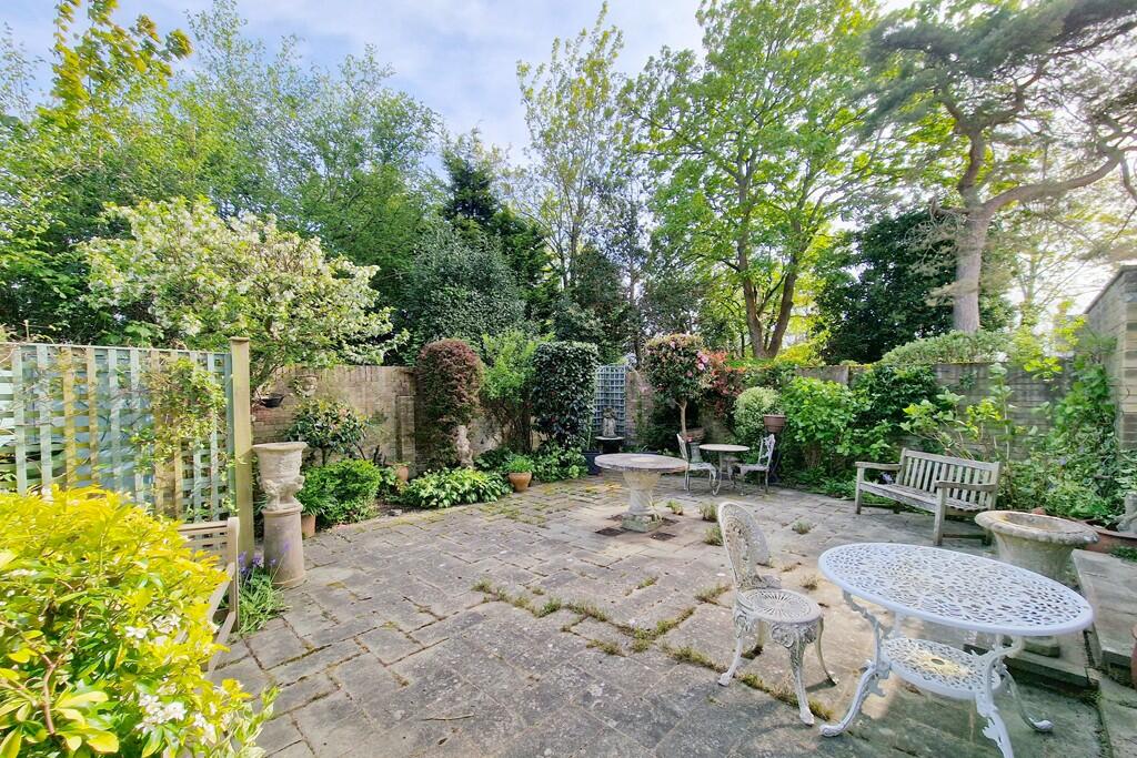 3 bedroom end of terrace house for sale in Courtenay Place, Lymington