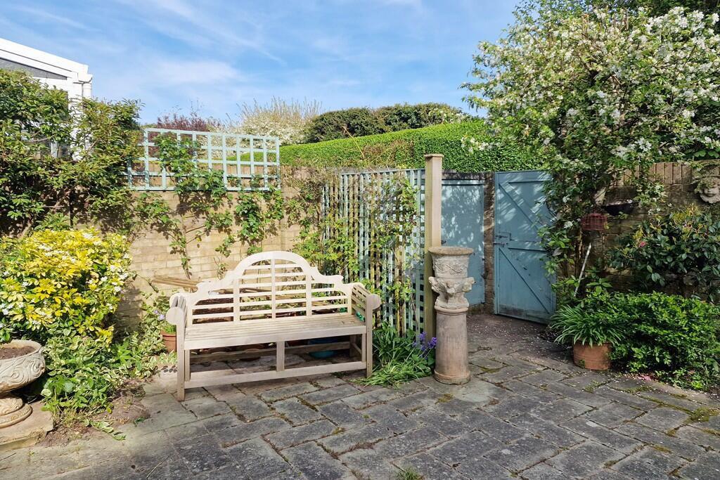 3 bedroom end of terrace house for sale in Courtenay Place, Lymington