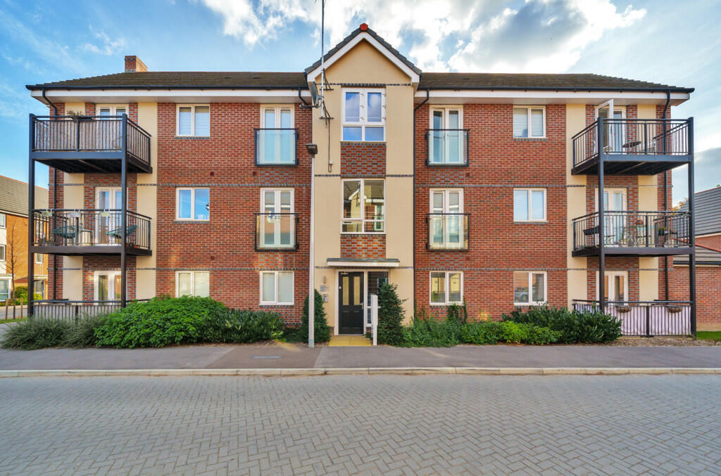 2 bedroom apartment for sale in Fullbrook Avenue, Spencers Wood