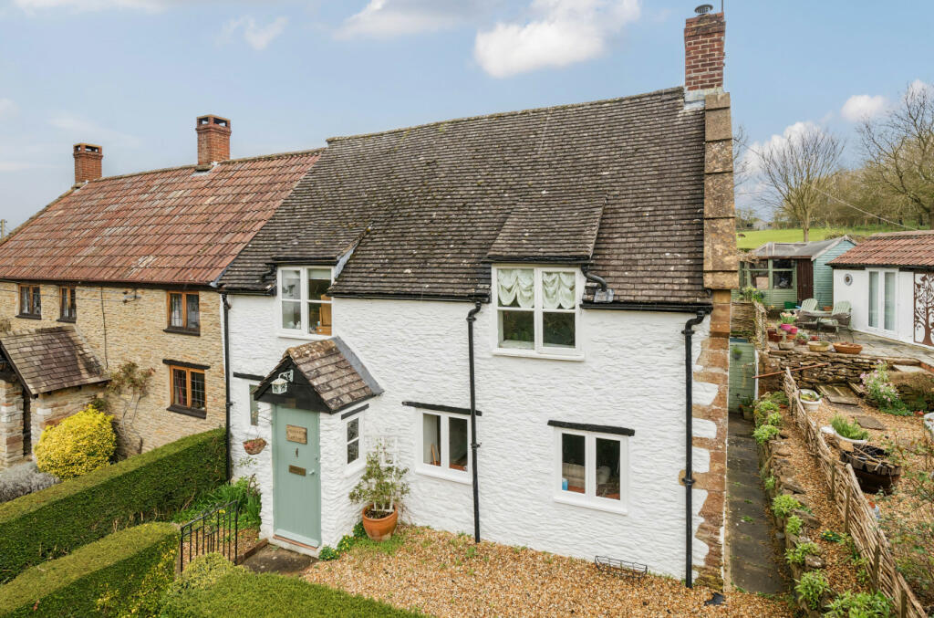 3 bedroom semidetached house for sale in High Street, Hardington