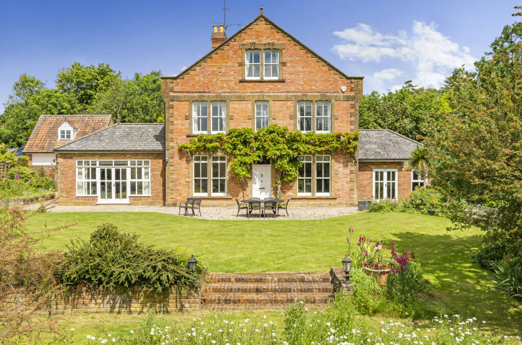 6 bedroom detached house for sale in Summerlands, Yeovil, Somerset, BA21