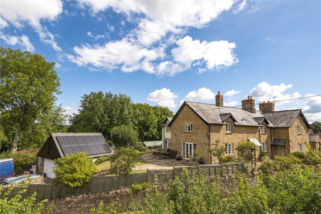 4 bedroom semidetached house for sale in Broadstone Lane, Hardington