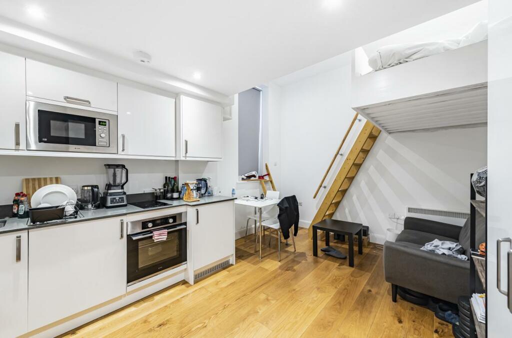 Studio flat for rent in Kilburn High Road, London, NW6