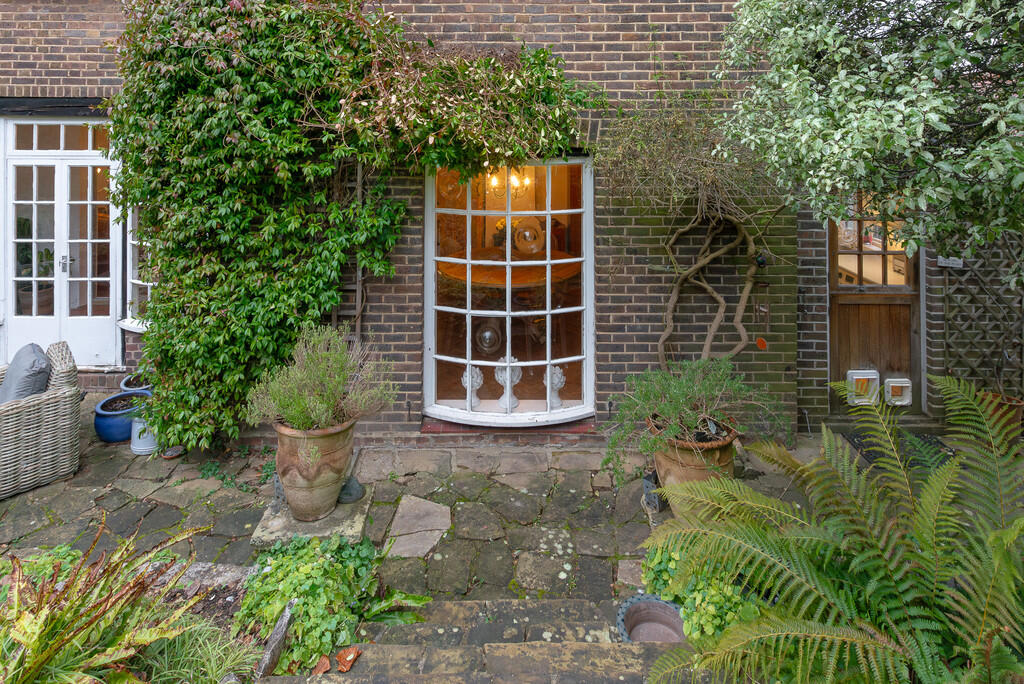 Additional property image - Coulson,Surrey