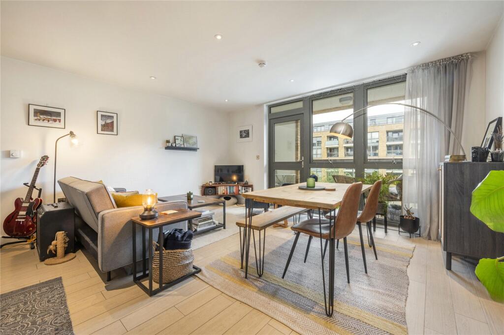 1 bedroom flat for sale in Canalside Square, Islington, N1