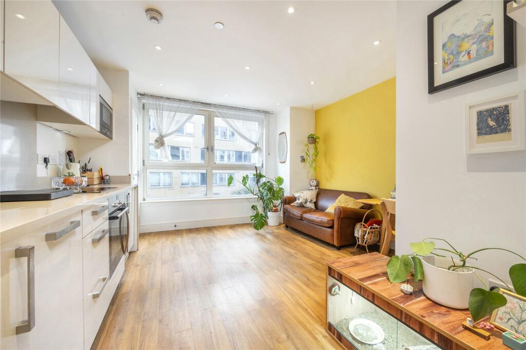 Studio flat for sale in Queensland Road, Islington, N7