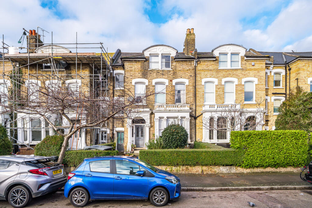 5 bedroom terraced house for sale in Queen Elizabeths Walk, Stoke