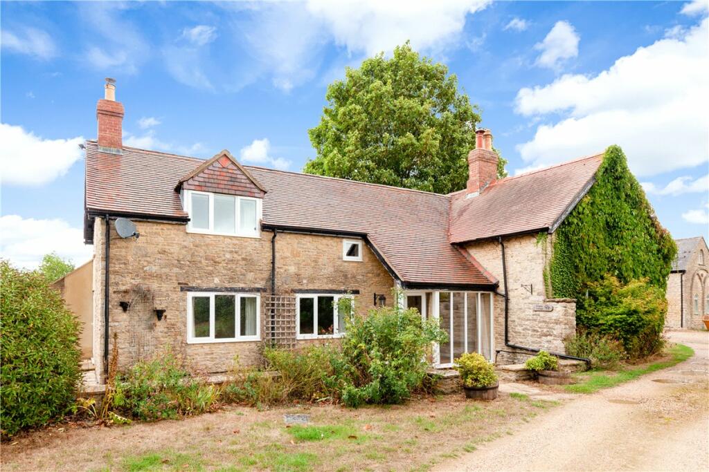 4 bedroom detached house for rent in Bicester Road, Middleton Stoney