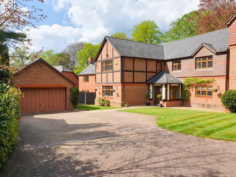 5 bedroom detached house for sale in West Drive, St Edwards Park