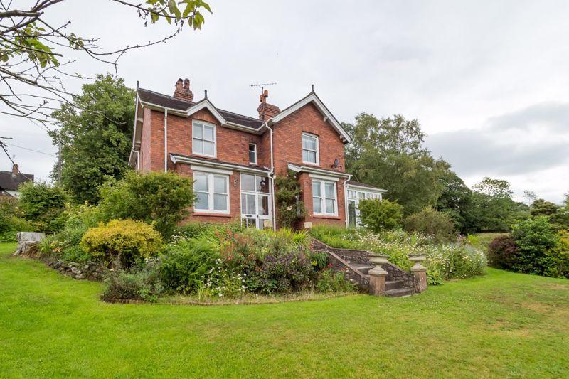 3 bedroom detached house for sale in Denford Road, Longsdon