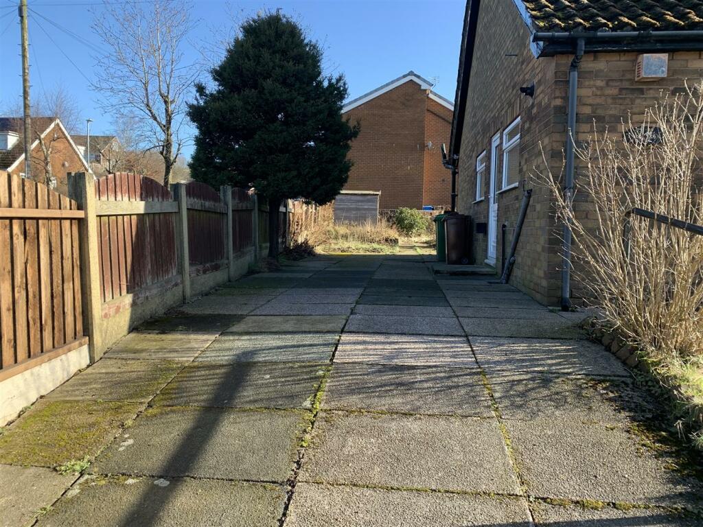 2 bedroom semidetached bungalow for sale in Bridge Street, Springhead